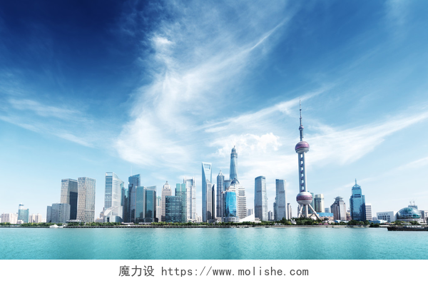 蓝天下的上海城市景观上海的天际线和阳光灿烂的日子